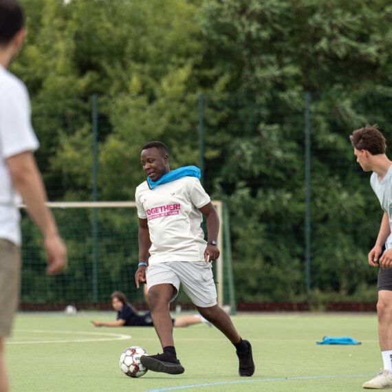 Kurator Matondo Castlo kickt mit Jugendlichen in Berlin-Neukölln