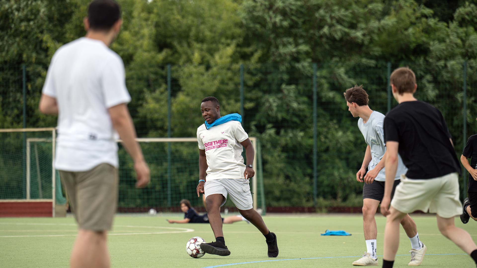 Kurator Matondo Castlo kickt mit Jugendlichen in Berlin-Neukölln