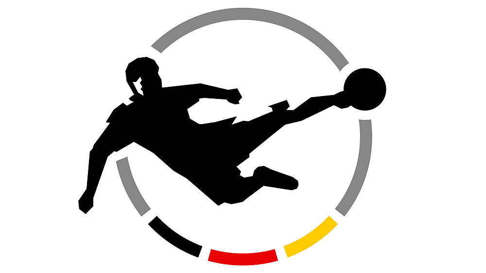 Silhouetten eines Fußballspielers in Schussbewegung innerhalb eines Kreises mit den Farben der deutschen Flagge.