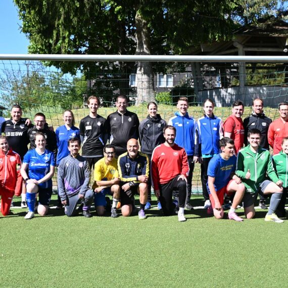 Die Teilnehmenden der Tandem Young Coach Ausbildung stehen für ein Gruppenfoto in einem Tor
