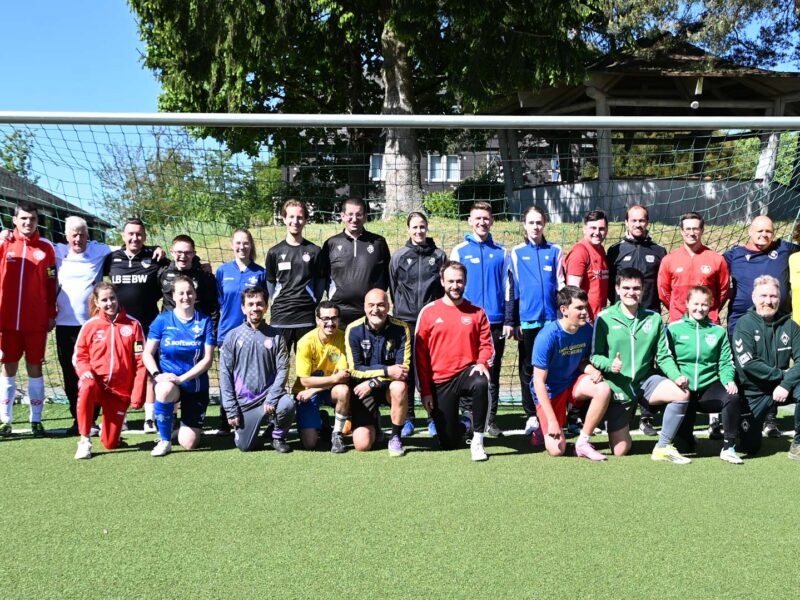 Die Teilnehmenden der Tandem Young Coach Ausbildung stehen für ein Gruppenfoto in einem Tor